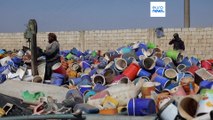 Suriyeliler geçimlerini sağlamak için plastik atıklardan kilim üretiyor