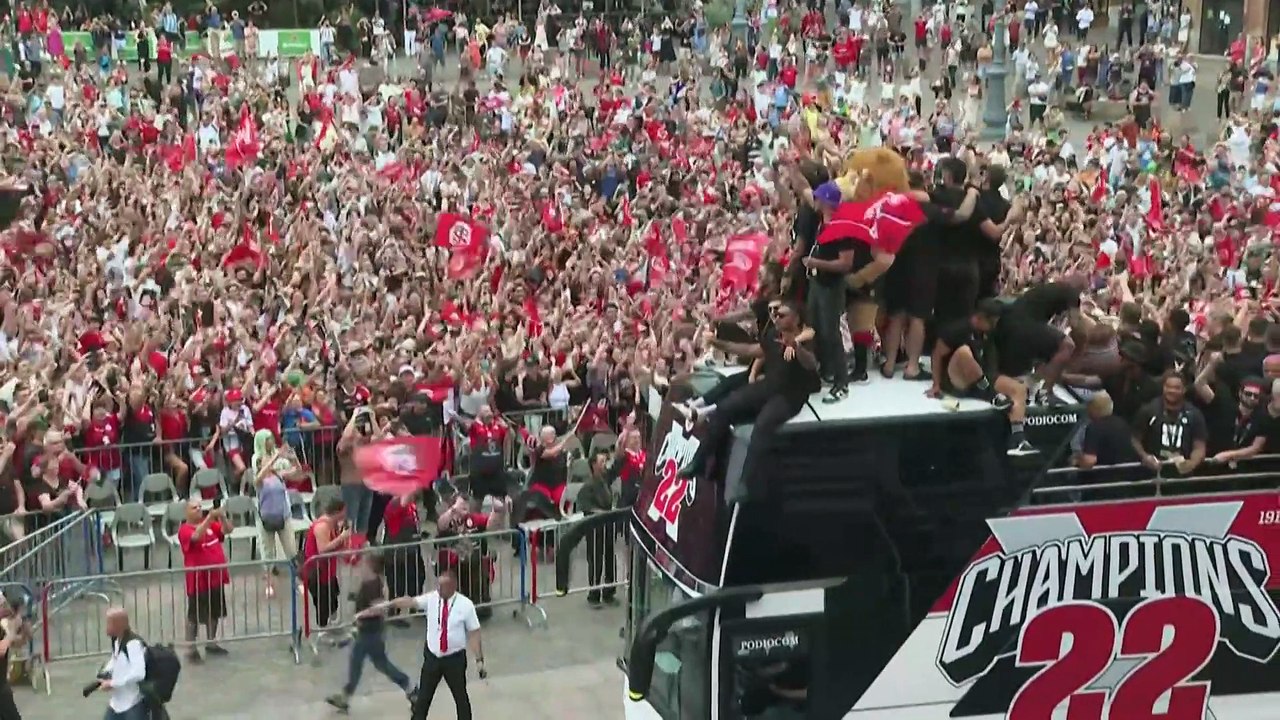 شاهد: لاعبو نادي تولوز الفرنسي للرغبي يحتفلون ب...