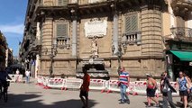 Palermo, transenne e verifiche ai Quattro Canti dopo il crollo di calcinacci: «Interventi nei prossimi giorni»