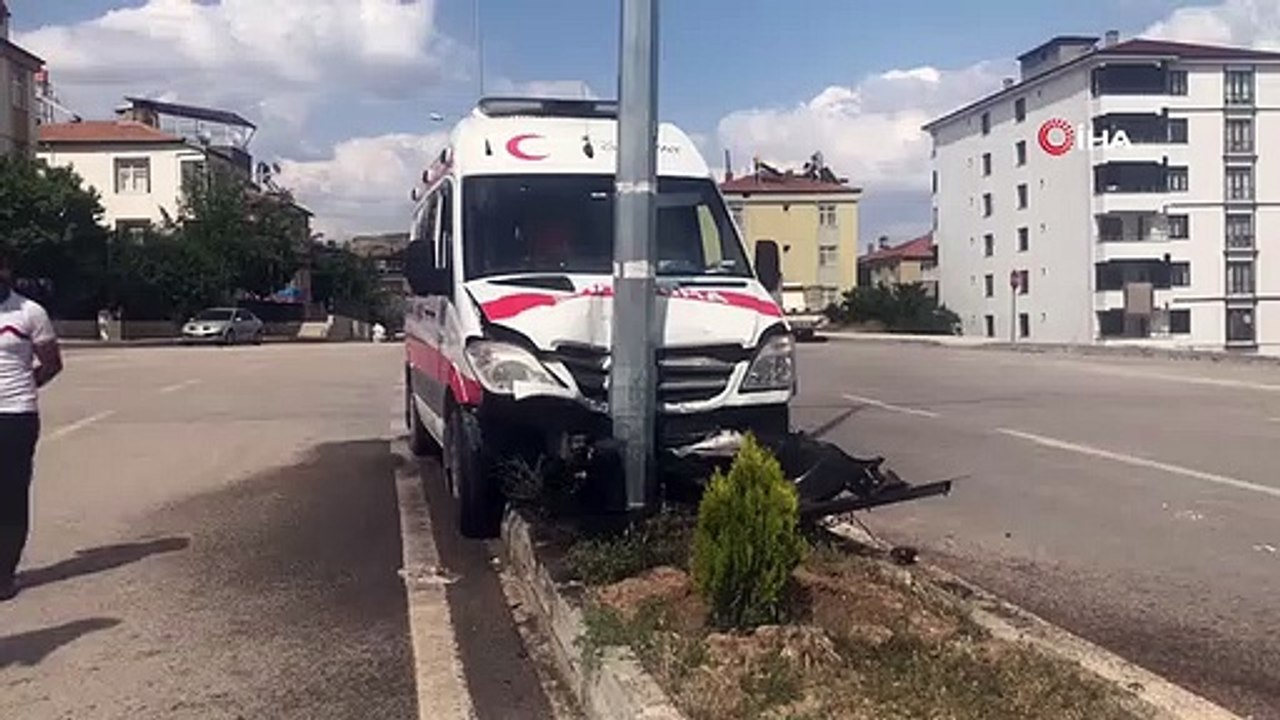 Elazığ'da Ambulans Aydınlatma Direğine Çarptı