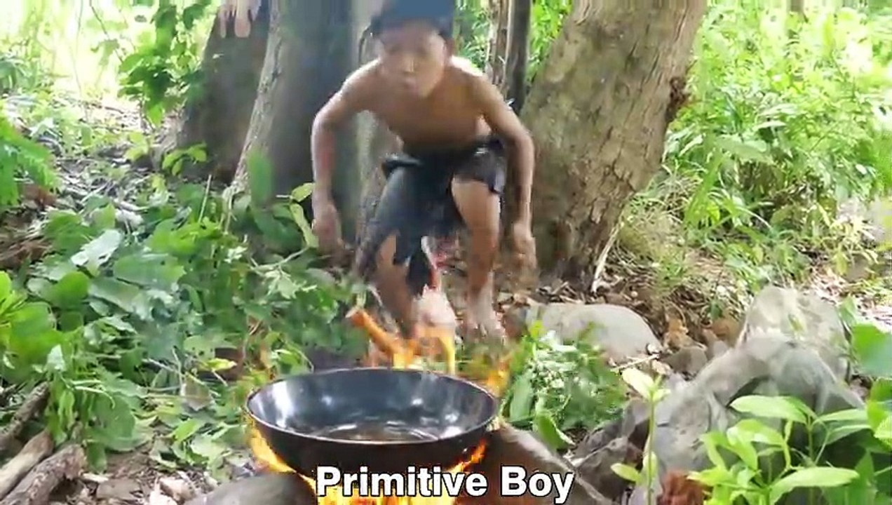 Cá diêu hồng chiên giòn chấm muối ớt cùng hai cậu bé ở trong rừng Survival in the rainforest - Cooking fish recipe and eating in forest