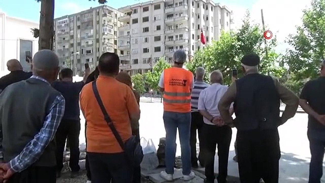 Ceux qui ont regardé la destruction contrôlée à Kahramanmaraş l'ont enregistrée sur leurs téléphones portables, quel que soit le danger.