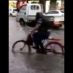 Sel sularında bisiklet süren vatandaş çukura düştü