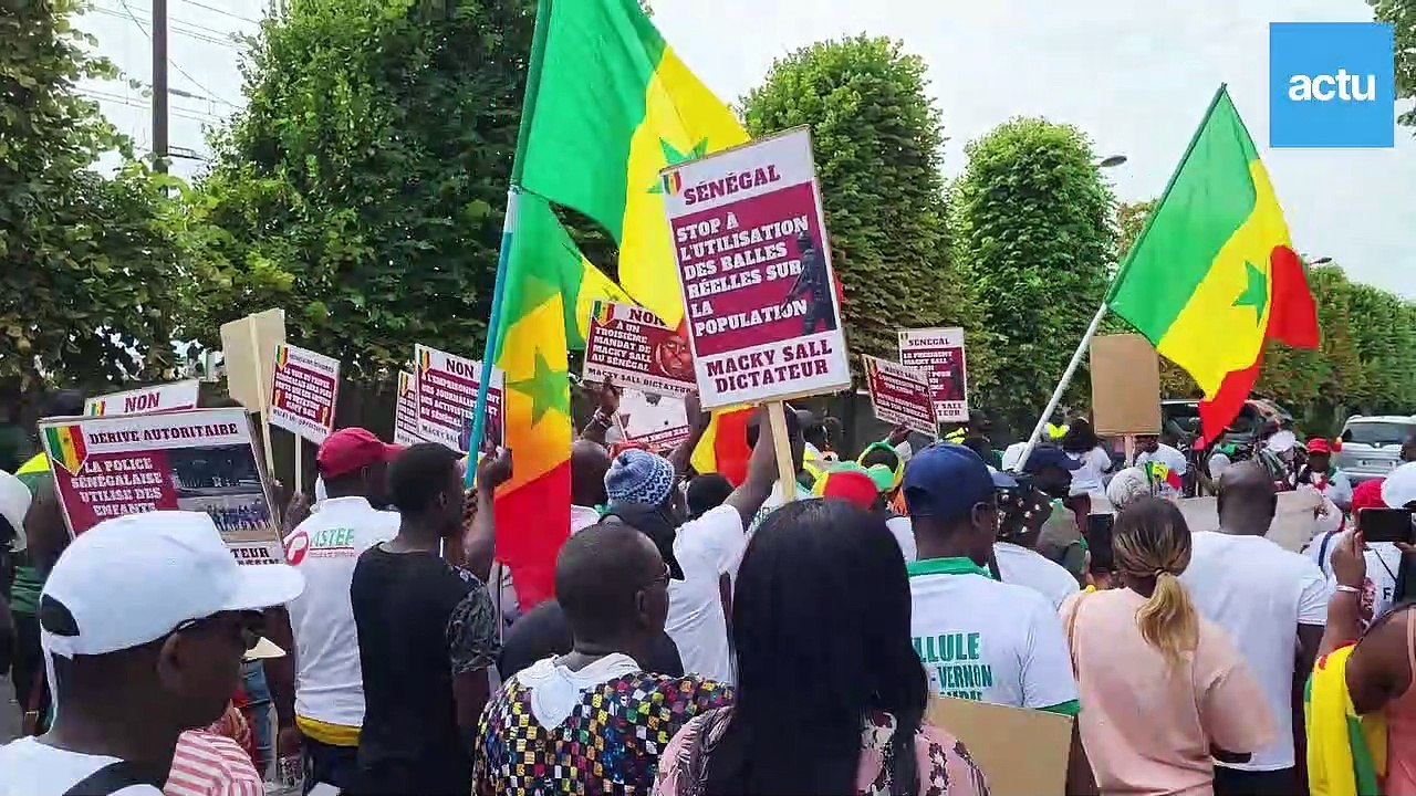 Manifestation à Mantes-la-Jolie contre le président du Sénégal Macky Sall
