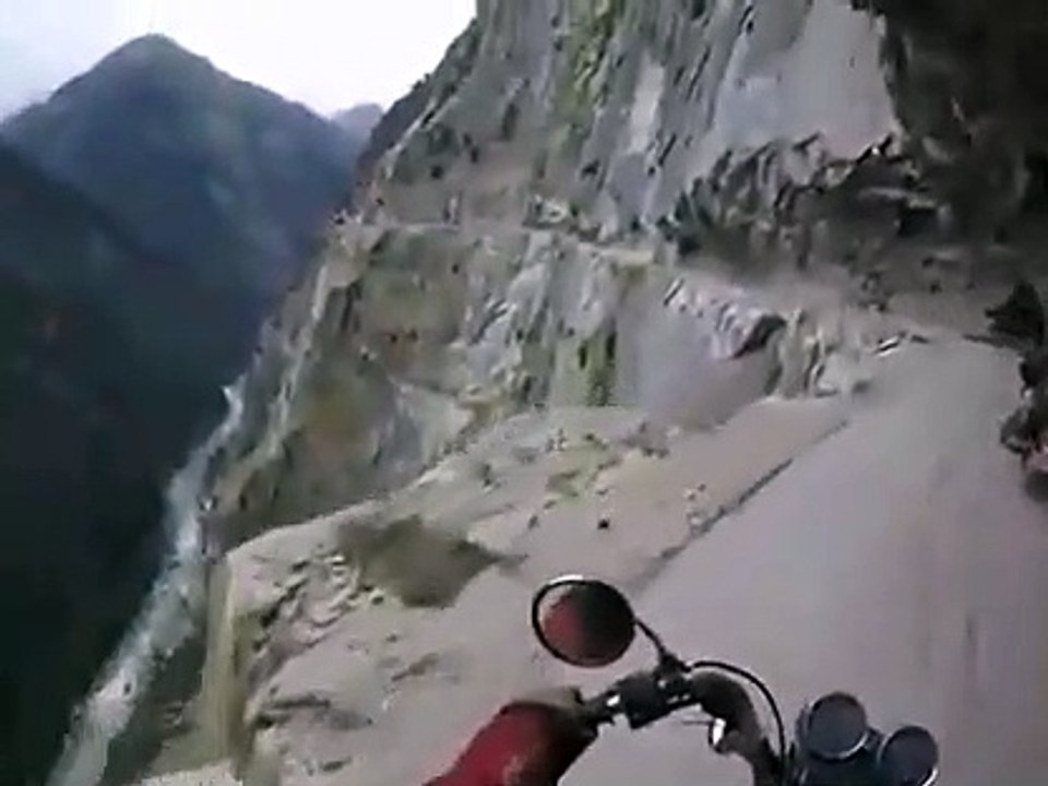 Des motards prennent de gros risques sur des routes extrêmes en inde... Terrifiant