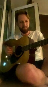 Il accompagne la sirène d'urgence à la guitare