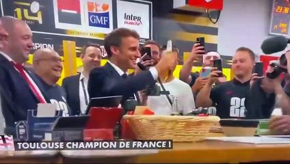 Macron se bebe una cerveza de un trago y genera polémica