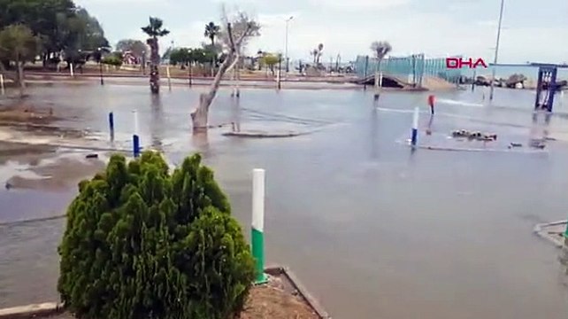 İskenderun'da lodos! Kıyı şeridi su altında kaldı