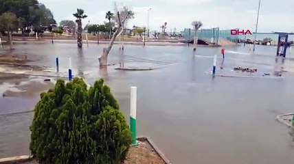 İskenderun'da lodos! Kıyı şeridi su altında kaldı