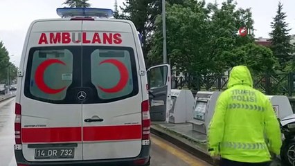 Kazaya karışan otomobil çöp konteynerlerine çarparak durabildi