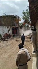 दो हत्याओं का कारण बने मकान को किया जमीदोज