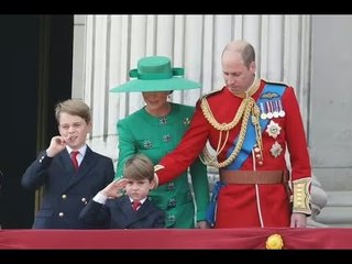 Le prince Louis "montre des niveaux d'impatience" sur le balcon du palais de Buckingham avec un gest