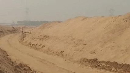 गया: दिन के उजाले में अवैध बालू का कारोबार जारी, ट्रैक्टर जब्त चालक गिरफ्तार