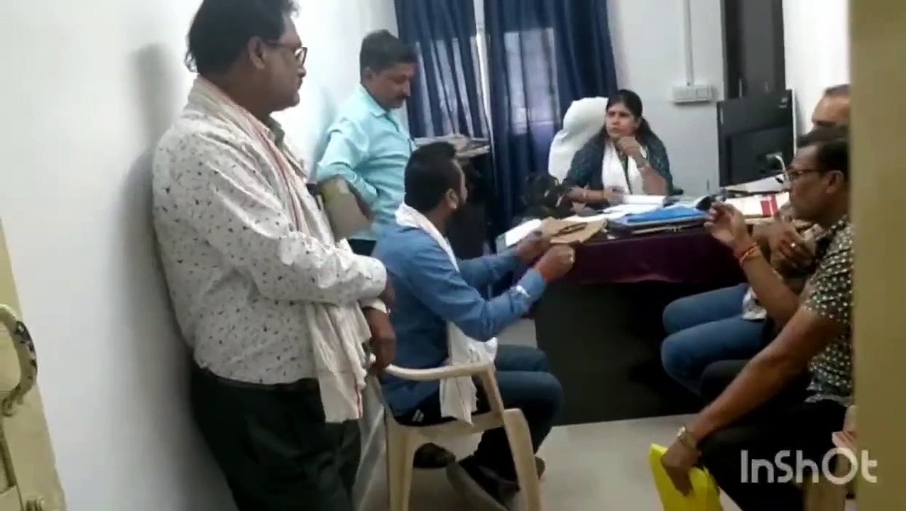 नगर पालिका में महिला उपयंत्री के कार्यालय में प...