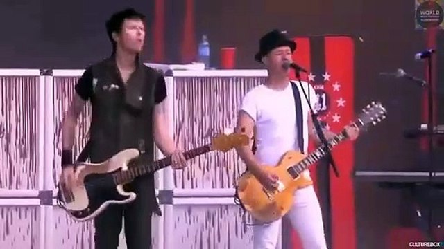 Sum 41 chante In Too Deep à Rock en Seine