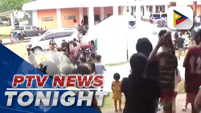Mayon evacuees take advantage of window hour implemented by some towns to harvest their crops