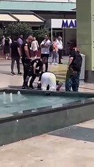 La personne que la police voulait arrêter à Antalya a commencé à prier dans le centre commercial.