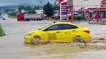 Samsun'da sel...Yollar göle döndü, vatandaşlar ve sürücüler zor anlar yaşadı