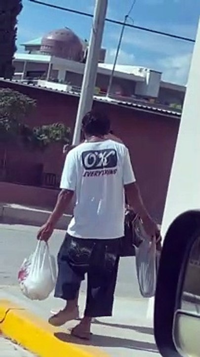 Mujer amarra a su pareja con cinturón y lo pasea por la calle