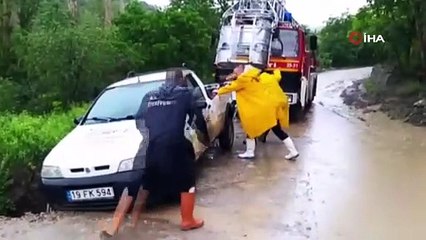 Selde mahsur kalan aileyi itfaiye ekipleri kurtardı