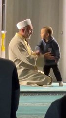 Dua okuyan imamı ufaktan darlayıp eğlenceli anlara sebep olan ufaklık 