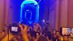 Show di luci sotto il portico che va a San Luca: il video di Cesare Cremonini che fa selfie e firma autografi
