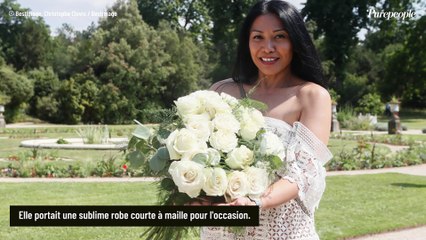 Скачать видео: Anggun en robe très courte crochetée et épaules dénudées, aussi belle qu'une fleur !