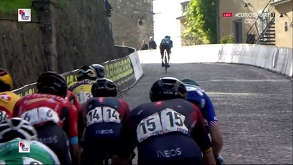 Rolland a fini par céder, Vingegaard triomphe encore au sprint : l'arrivée en vidéo