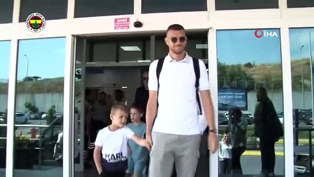 Fenerbahçe: Edin Dzeko, sağlık kontrollerinden geçmek ve transfer görüşmelerini tamamlamak üzere İstanbul'a geldi.
