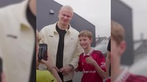 El feísimo gesto de Haaland al hacerse una foto con un fan del United