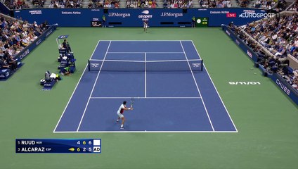 Amortie, tweener et smash : le point qui a totalement relancé Alcaraz dans le 3e set