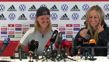 Une moustache et le prix de l'autodérision pour Alexandra Popp !
