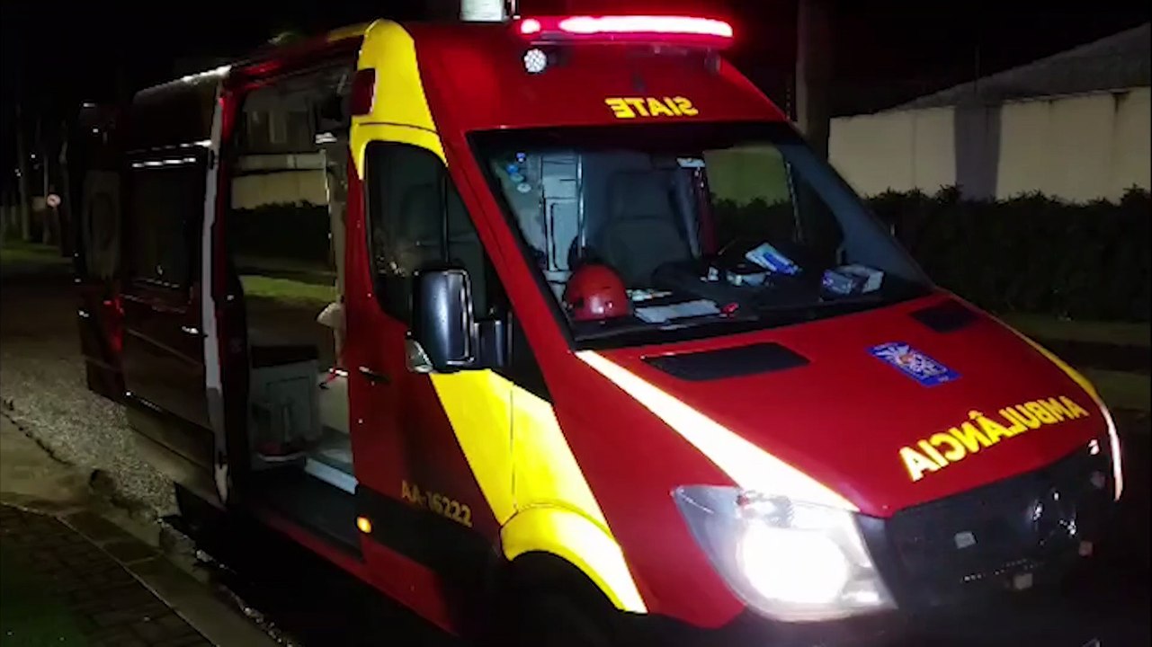 Homem ferido ao cair na escada é atendido pelo Siate no Country