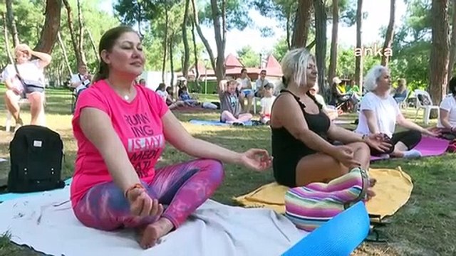 La municipalité et le conseil municipal de Konyaaltı ont célébré la Journée mondiale du yoga