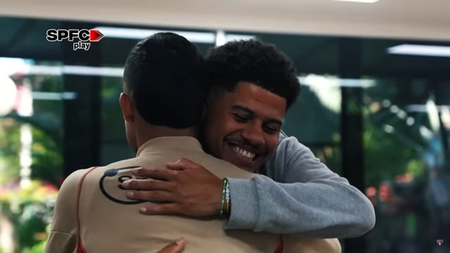 Gabriel Sara visita CT da Barra Funda e reencontra ex-companheiros de São Paulo