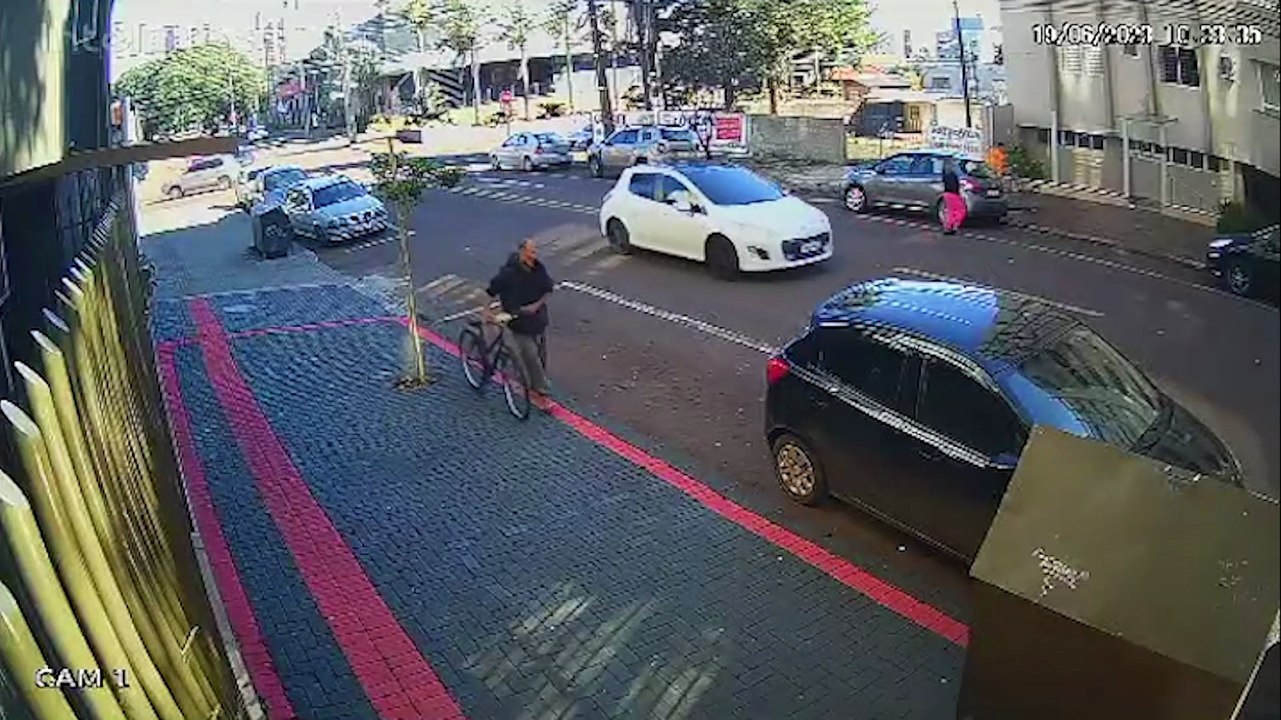 Ladrão estoura vidro de carro para furtar, no Centro