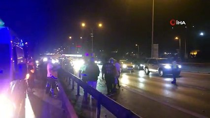 Kadıköy'de Kontrolden Çıkan Otomobil Bariyere Saplandı