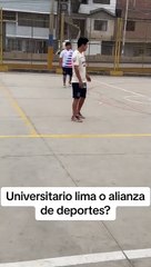 "¿El multi-hincha?": Joven juega fútbol con short de Alianza Lima y camiseta de la 'U'