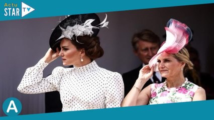 Kate Middleton sublimissime : chignon tressé, chapeau, robe à pois… look grandiose pour un événement