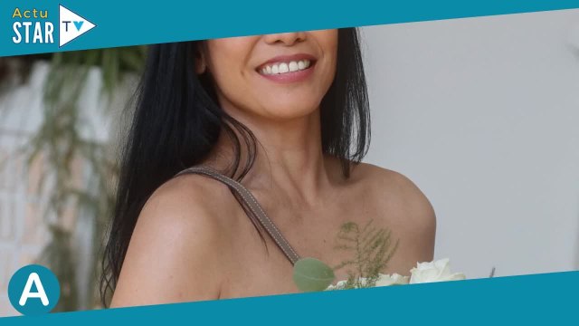 Anggun en robe très courte crochetée et épaules dénudées, aussi belle qu'une fleur !