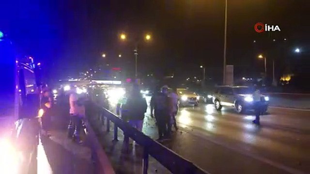 Kadıköy'de kontrolden çıkan otomobil bariyere ok gibi saplandı