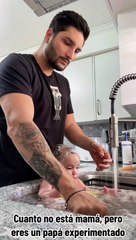 ¡Polémica decisión! Padre lava los platos mientras baña a su bebé