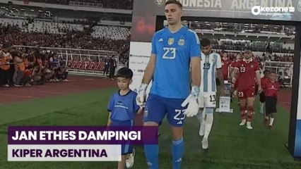 Descargar video: Jokowi Kaget Melihat Jan Ethes Jadi Pendamping Kiper Argentina Emiliano Martinez