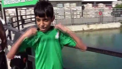 Adana'da sulama kanalında yüzen çocuklar tehlikeyi göz ardı ediyor