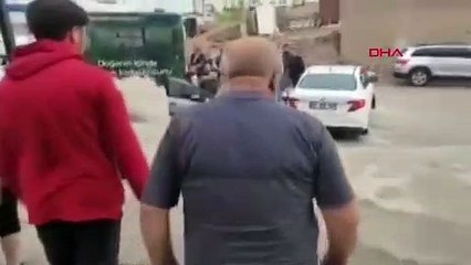 Selde sürüklenen otomobilinin altında kaldı! Boğulmaktan çevredekiler kurtardı