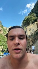 "Seguro para idiotas". Turista sofre queda aparatosa na costa italiana