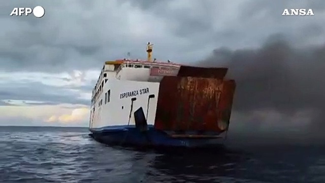 Filippine, in fiamme traghetto con 120 persone a bordo