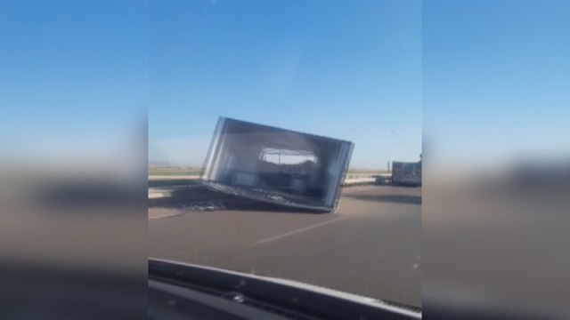 Gaziantep'te TIR'dan düşen konteyner yolu kapattı