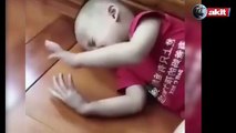 Uykusunda tabletle oynayan çocuğun görüntüleri sosyal medyayı salladı