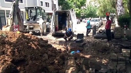 Download Video: Kadıköy'de doğal gaz borusu patladı, vatandaş sigarayla başında bekledi